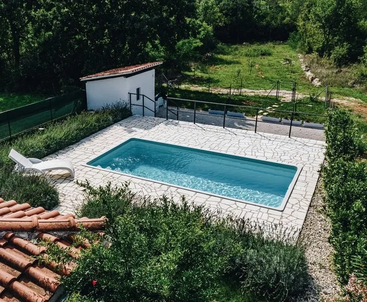 Ile kosztuje budowa basenu krytego? Poznaj najważniejsze czynniki wpływające na cenę