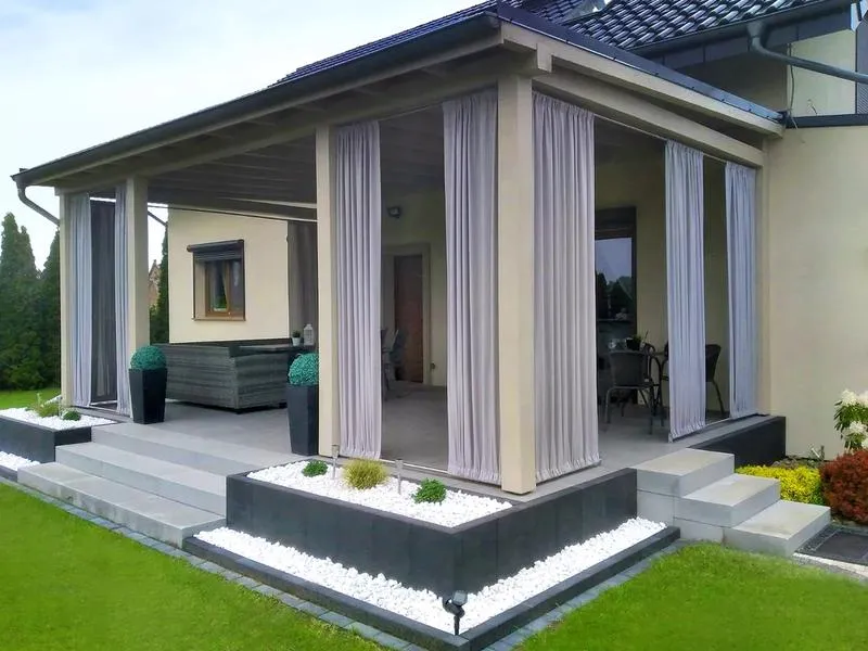 Jak łatwo zamontować zasłony tarasowe i cieszyć się prywatnością?