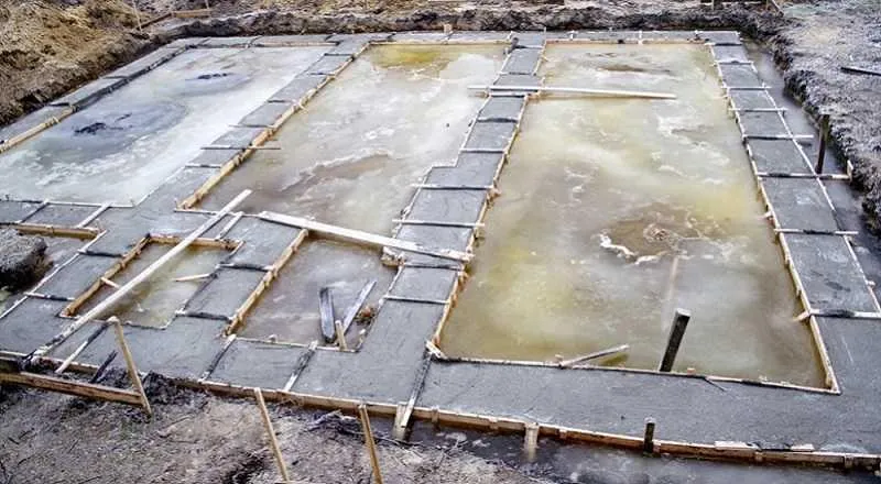 Jak przygotować fundamenty na zimę – czy można je zostawić bez osłony?