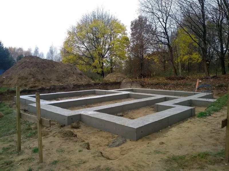 Jak skutecznie przygotować fundament pod ogrodzenie łupane?