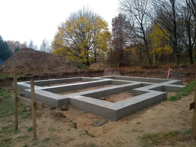 Jak skutecznie przygotować fundament pod skur?