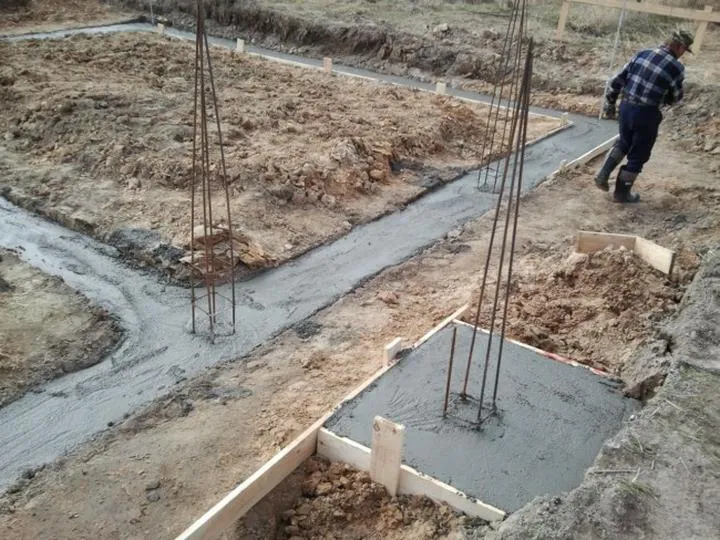 Jak skutecznie zapobiegać zalewaniu fundamentów w gruncie?