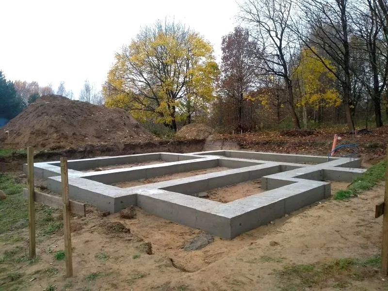 Jak sprawnie zbudować fundament pod dom na zgłoszenie? Praktyczny przewodnik.