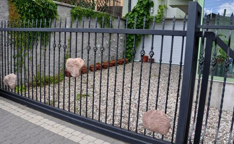 Jak wybrać najlepszą farbę do malowania bramy? Porady i wskazówki