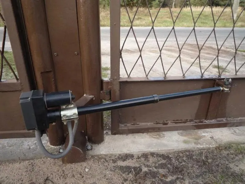 Jakie są koszty montażu siłowników do bramy? Sprawdź, na co zwrócić uwagę!