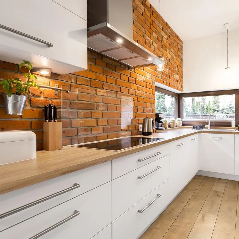 Kreatywne sposoby na budowę kuchni z cegły – odkryj, jak to zrobić!