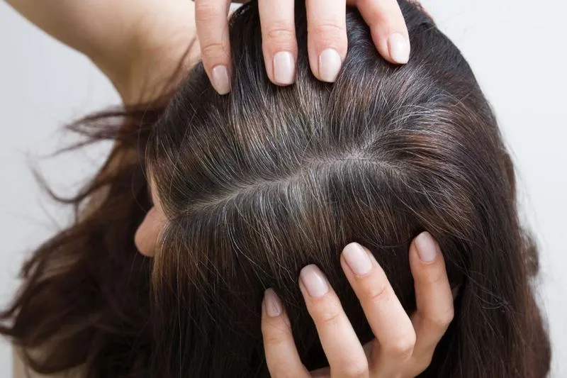 Najlepsze farby do pokrycia siwych włosów – wybierz idealny odcień dla siebie!