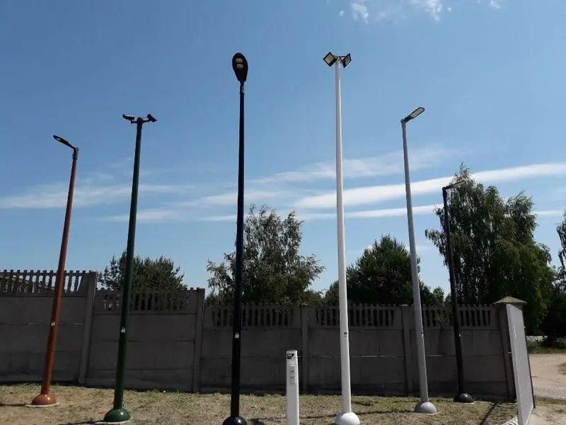 Nowoczesne rozwiązania dla przestrzeni publicznych: słup oświetleniowy 8m z solidnym fundamentem