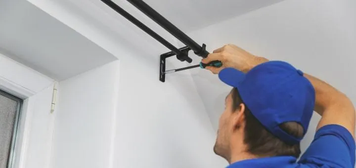 Przewodnik krok po kroku: Jak zamontować karnisz do sufitu z łatwością