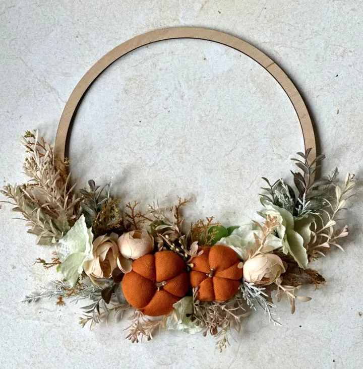 Przewodnik krok po kroku: zamontuj stroik na drzwi i odmień swój dom