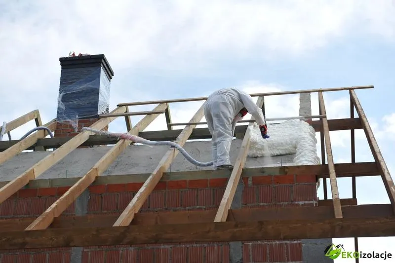 Przewodnik po efektywnym ociepleniu stropodachu wentylowanego