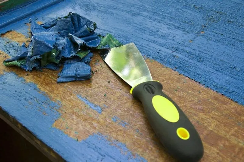 Skuteczne metody na to, jak usunąć farbę olejną z metalu