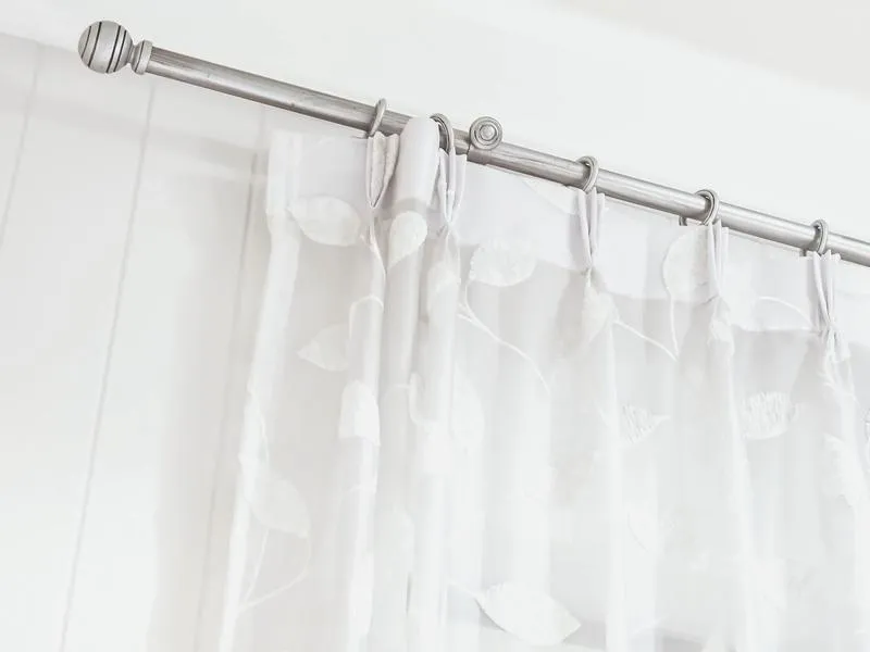 Sposoby na to, jak powiesić zdjęcia na ścianie bez wiercenia – odkryj kreatywne rozwiązania!