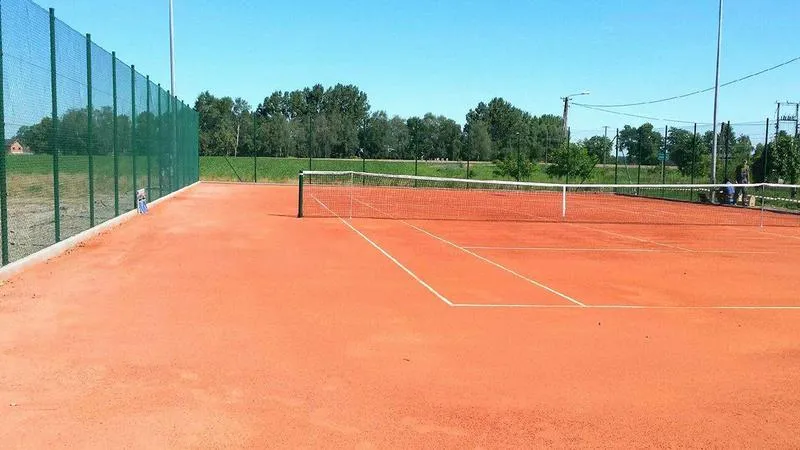 Dodatkowe elementy i wyposażenie kortu