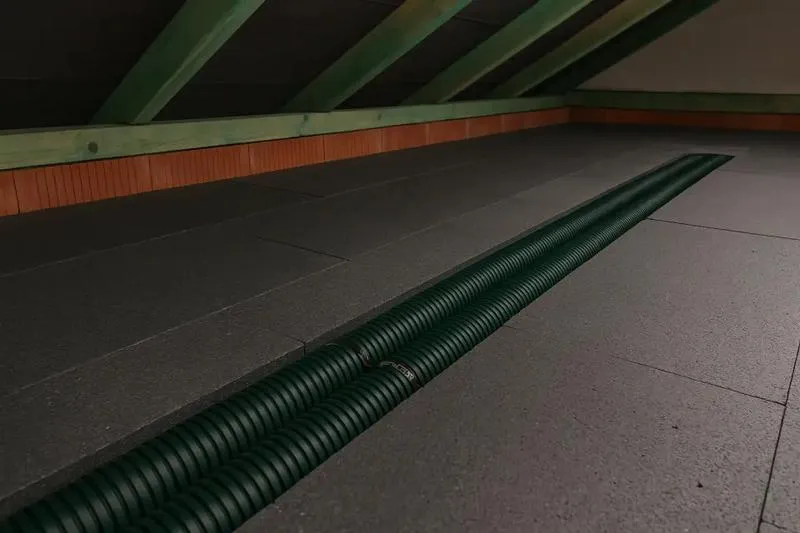 Prowadzenie przewodów w ociepleniu