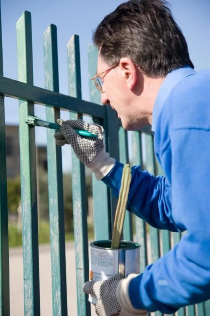 Rodzaje farb do bram metalowych